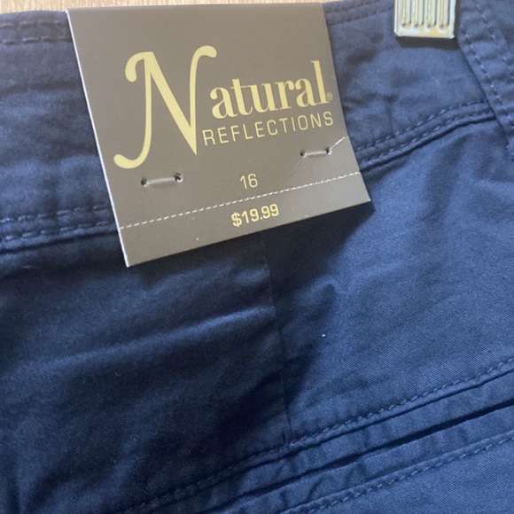 Women’s Knee Length Shorts with pockets! - Picture 4 of 5